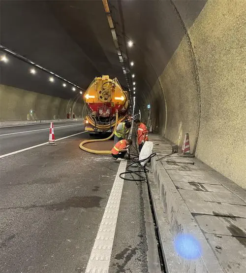 普洱隧道排水渠清淤